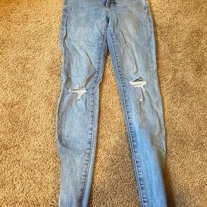 Expressed knee ripped jeans